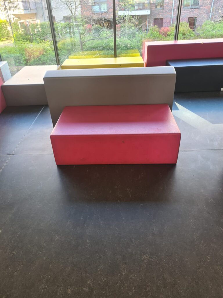 Pinkfarbene Sitzgelegenheit in einem Gebäude der HAW Hamburg.