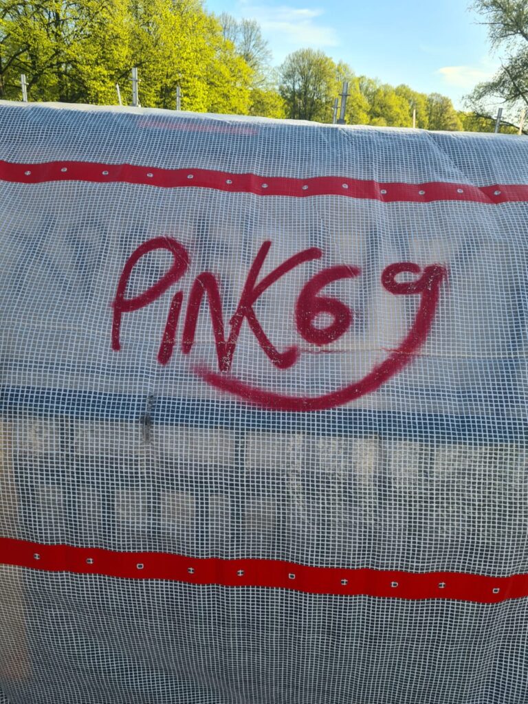 Pinkes Graffiti mit dem Schriftzug "Pink69".