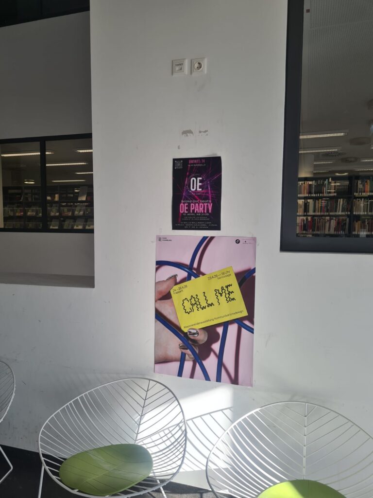 Pinkes Veranstaltungsplakat in einem Gebäude der HAW Hamburg.