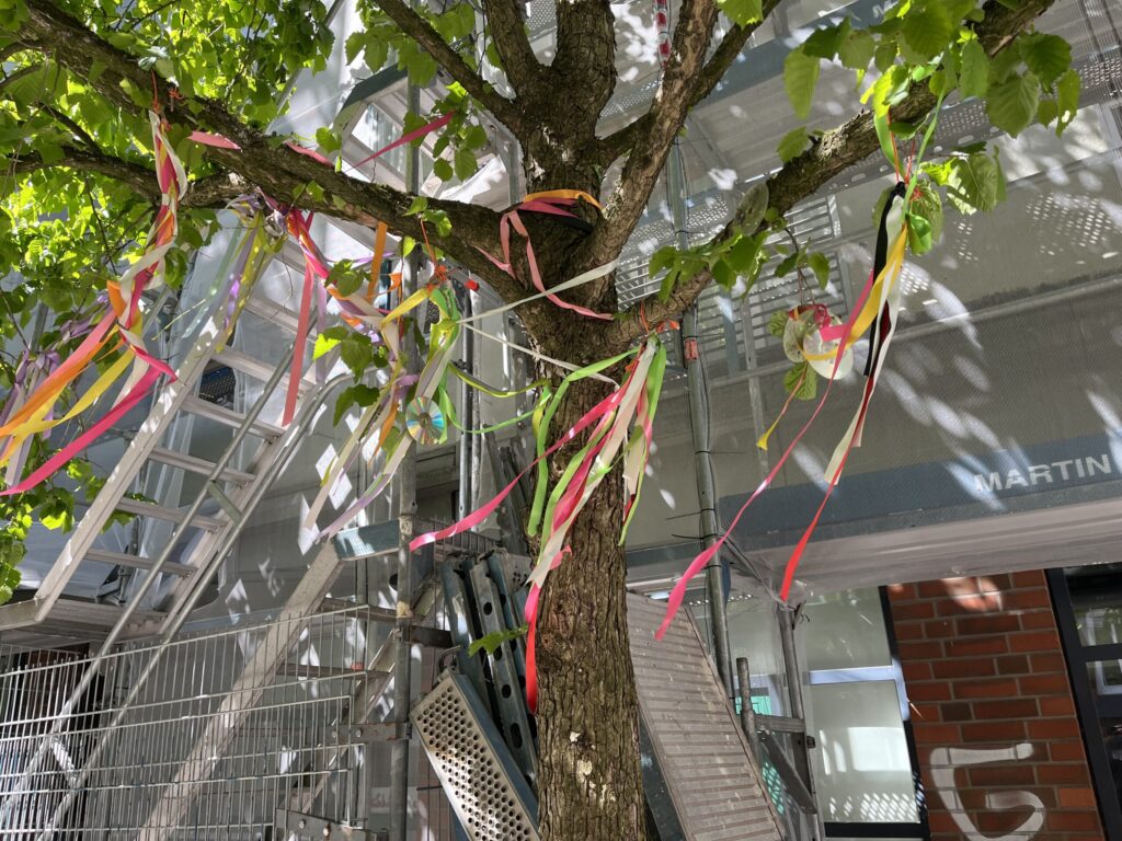 Dekoration Baum Baugerüst Bänder